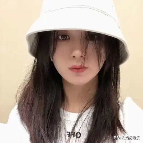 冯绍峰赵丽颖圣诞晒照,两人头戴帽子凹造型,老婆视角甜炸了