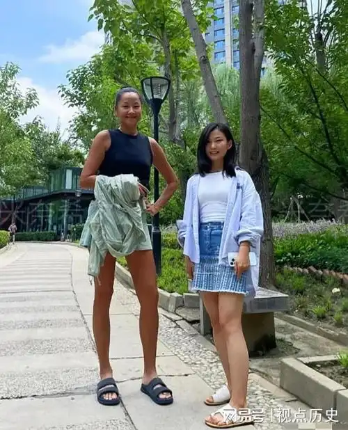 53岁的女神瞿颖与路人粉丝合影,素颜美黑好健康