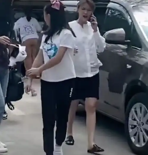 叶一茜带女儿现身,12岁森碟身高直逼妈妈,母女俩穿着朴素接地气