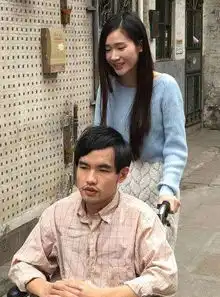 周杰伦怎么在轮椅上,还被90后小姑娘表白,这应该就是真爱吧