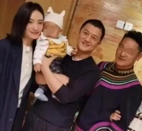 还没分手李亚鹏穿老头汗衫约会,与小19岁女友亲密搂腰挽手