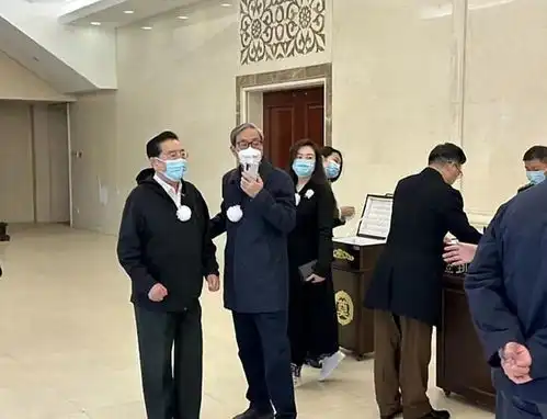 李双江姜昆等人现身程志告别仪式,他们表情严肃,神情哀伤