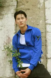 李振忧郁型男街拍曝光闷热夏日平添清凉一抹
