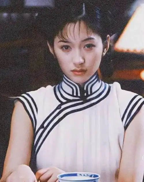 8位气质美女穿旗袍,倪妮霸气,张曼玉经典,却都不及她扭得好看