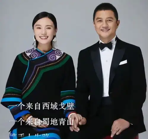 50岁李亚鹏现身聚会和长发美女相谈甚欢,小19岁妻子仍在坐月子