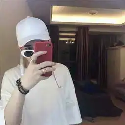 拿手机自拍的酷酷男生头像帅气自拍男生qq头像