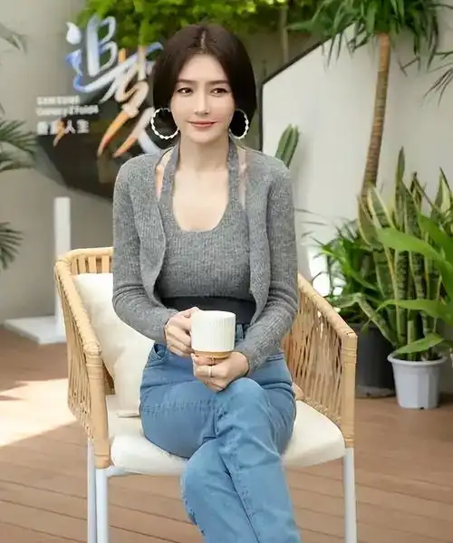 秦岚熟女魅力炸裂,小鲜肉都无法抗拒网友又嫩又翘瘦得丰满