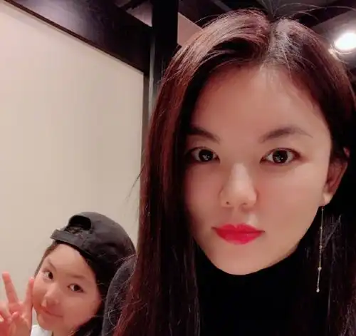 知名主持人李湘女儿,每月花销超过60万她到底有啥能耐