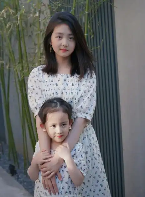 孙莉两个女儿合影,姐妹俩换上姐妹装超美,妹妹也开始步多多后尘