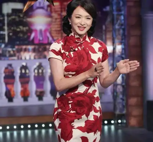 金星真是越来越有女人味了,十分喜爱穿着旗袍,大胆展现自身魅力
