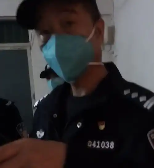 震惊广东女房东与租客激烈争执,民警现场怒吼房东