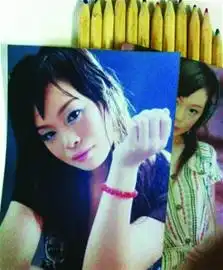 学生捡到百余张同一美女照片三地网友寻失主