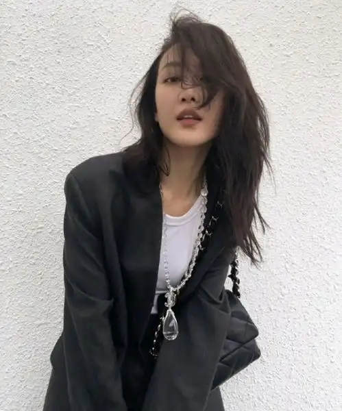 王鸥扭胯站全网走红,看着简单却很有难度,连杨幂都做不到