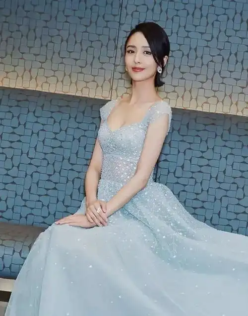佟丽娅7款最美礼服,紫色羽毛裙宛如仙女,白色礼服女王范
