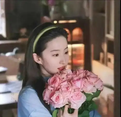 赵露思疑遭封杀,美国女子长四条腿,两生殖器官,刘亦菲火了