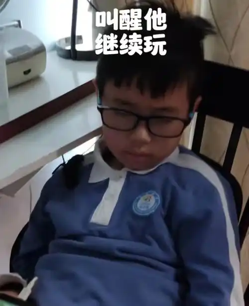 11岁男孩沉迷手机,爸爸帮请假逼他连玩17小时,网友会出人命