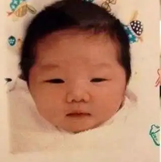 洪欣女儿5岁照片曝光,丑小鸭变白天鹅,网友基因太强大