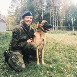 挪威美女士兵的微笑迷人,不过身材过于壮实令男兵们也感觉压力大