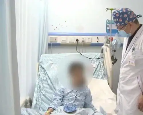 广东12岁女孩腹痛不止,家人急疯了医生从她胃里取出一团