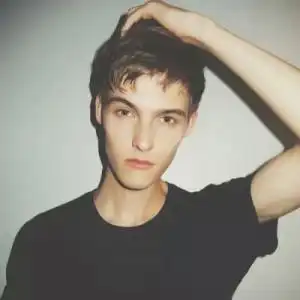 这个可以帮我配一个男生的情头吗