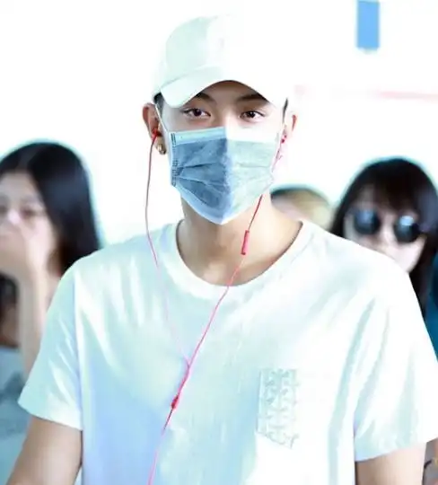 黄子韬素颜现身黄子韬素颜现身帅气依旧