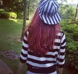 qq头像女生唯美只要背影,最好是长发披肩的,头发最好不要黑色的