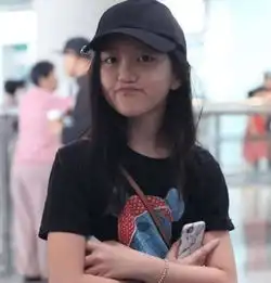 同样都是兔唇,王菲12岁女儿和冯小刚28岁女儿,简直是天壤之别