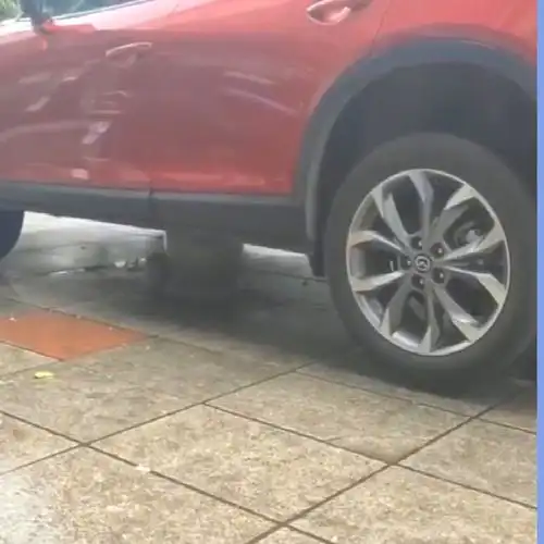 让有驾照的女友开车,结果一脚油门下去,就架石墩上了