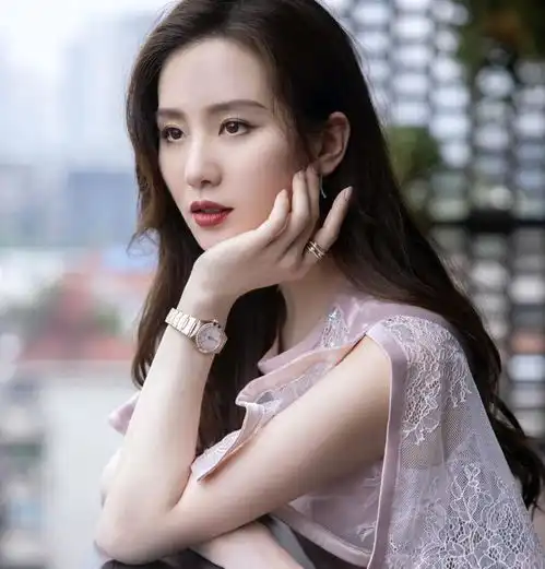 刘诗诗身穿粉色连衣裙拍时尚大片,气质优雅仪态万千