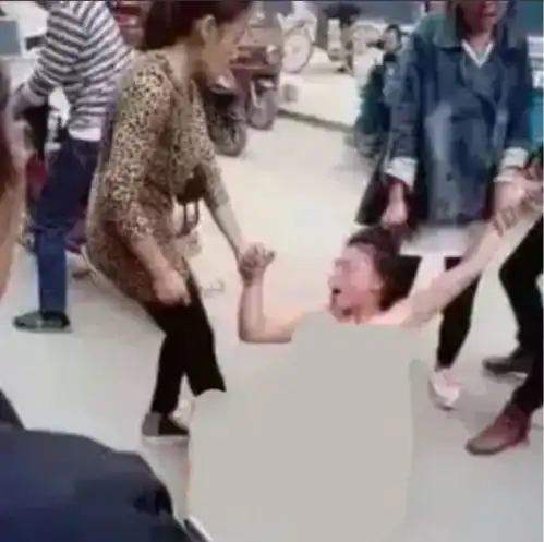 原配当街暴打小三并