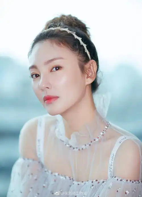 女星们护唇可不止润唇膏那么简单冬季如何自带玻璃唇效果
