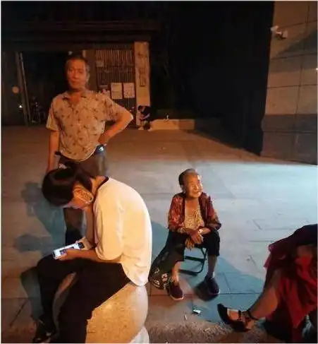 西安保利心语花园交房一年多用的是临电深夜停电孩子趴石墩睡着