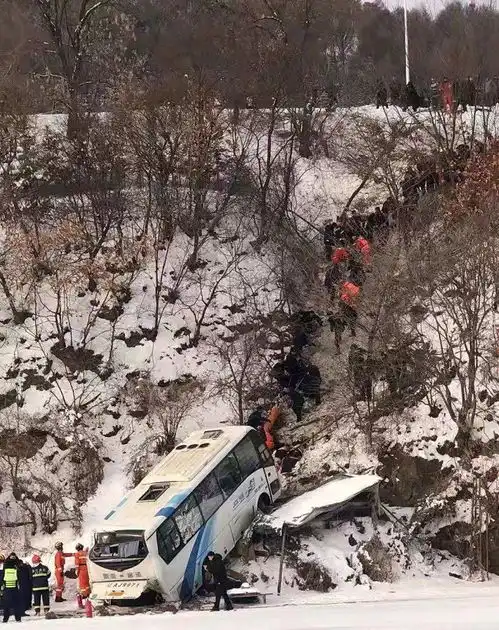 男子跳楼砸死俩女高中生没有来日方长,只有世事无常
