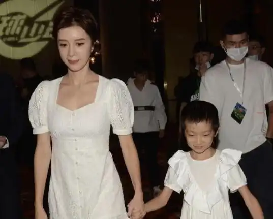 45岁女神金巧巧携女儿亮相,女儿剃寸头像个假小子,她仍风韵犹存