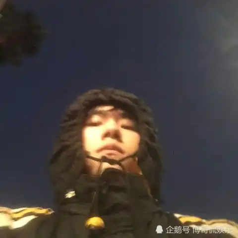 易烊千玺的迷之自拍,这个傲娇的双下巴,网友真的忍不了