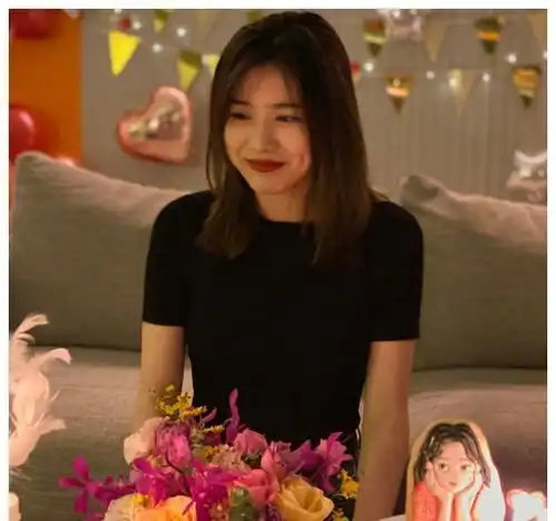 章子怡为16岁继女庆生,小苹果浅笑露出迷人的酒窝,美得不可方