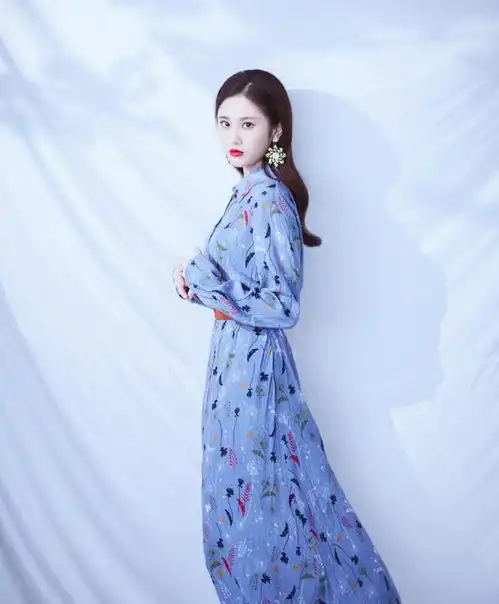 她签约和颂,成李冰冰旗下艺人,穿抹胸轻纱裙,娇美成仙女姐姐了