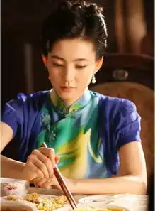 短发配旗袍,别有一番韵味儿