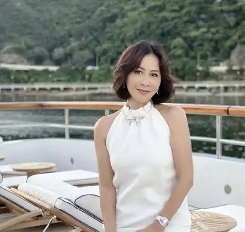 刘嘉玲又把自己当冻龄女神了身穿一字肩印花连衣裙,高级又减龄