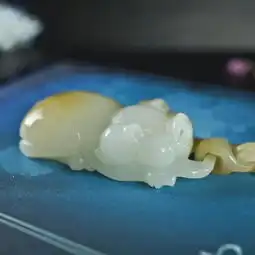 和田玉糖羊脂玉链牌旺财猪
