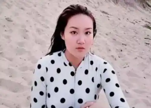 21岁遇害女孩母亲接受采访,称跟孩子父亲离异,自己不知道怎么熬