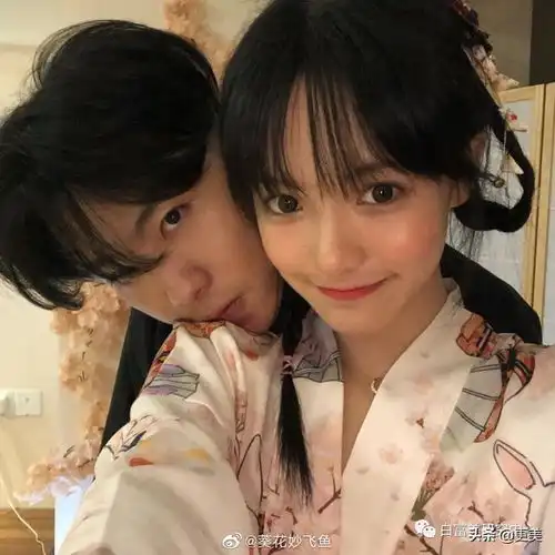 17岁靠脸火成美少女第一,却当摇钱树包养丑男友,恋爱脑