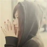 戴帽子与衣服相连的侧面帅气女生非主流头像