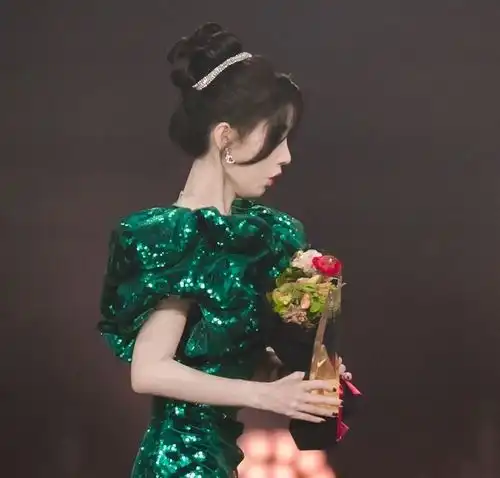 微博之夜尴尬瞬间,王一博骑小模摩托,女星土味pose,吴宣仪的礼服被鞠婧祎弄湿