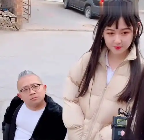 美女和小伙走在一起,被问是啥关系,结果我忍不住笑了