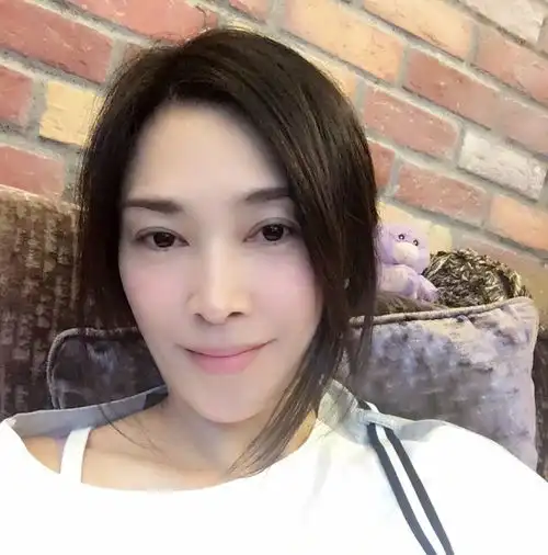 tvb三料港姐冠军,嫁给天王级歌手后隐退45岁堪称冻龄美女