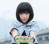 女生可爱中长波波头发型女生变年轻必扎