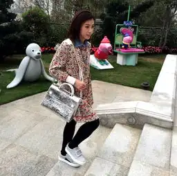 甘比马上40岁仍有一颗少女心,陪1岁女儿吃雪糕满心欢喜