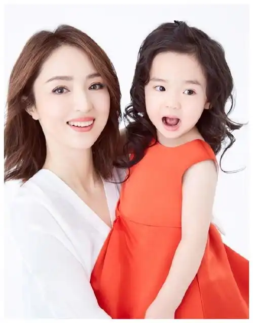 高云翔为女儿庆生,董璇也晒照,共同祝福小酒窝生日快乐