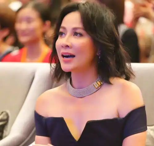 48岁的李嘉欣仿若20岁少女,娱乐圈真的拥有让人不老的魔力